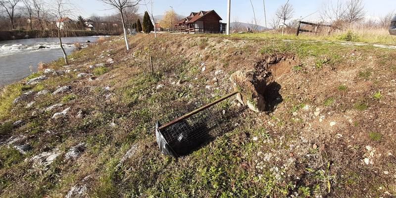 Izvaljena kanta za smeće